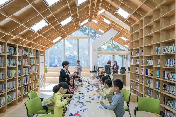 library-with-lot-books-table library-with-lot-books-table